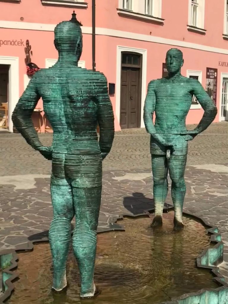 escultura dois homens urinando no museu de kafka