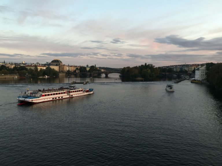 Vista do rio Vltava da ponte carlos