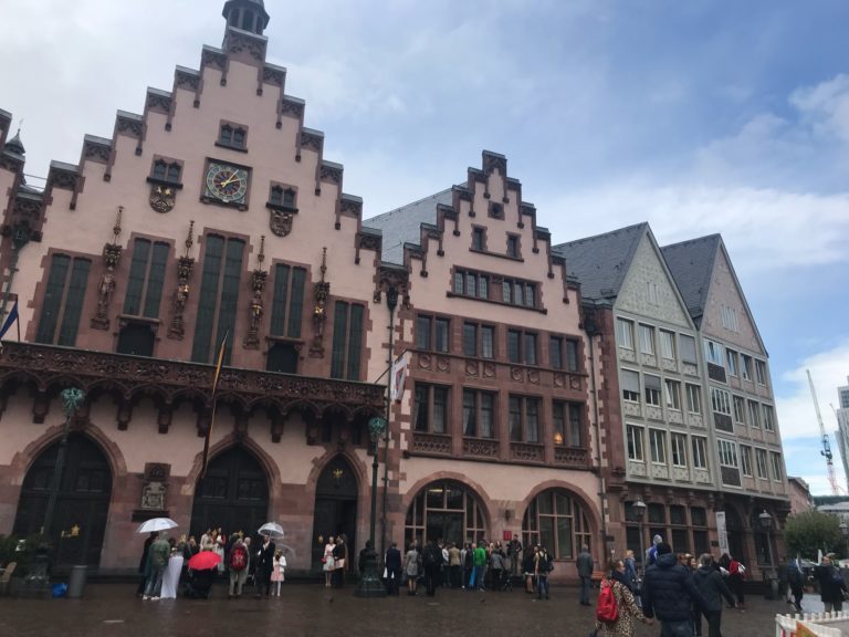 praça central com casa típicas alemãs