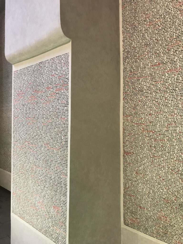 paredes com nomes dos judeus mortos por nazistas na sinagoga Pinkas