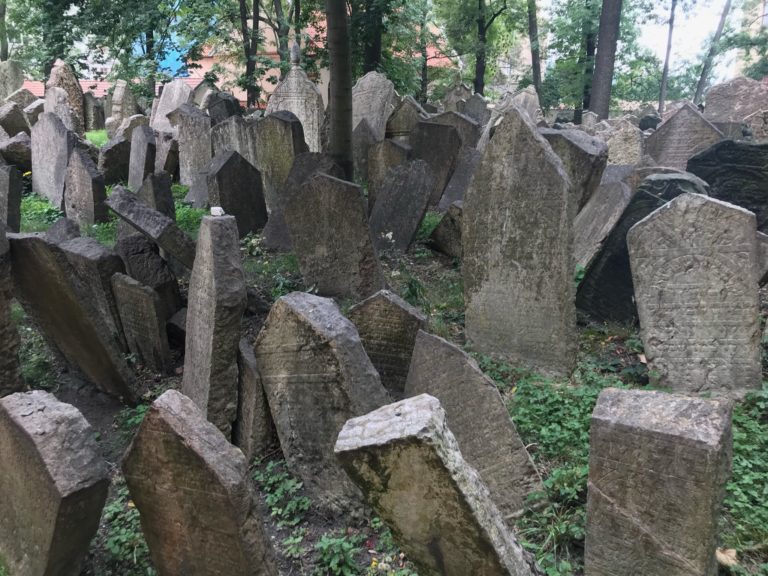 lapides sobrepostas no cemiterio judaico