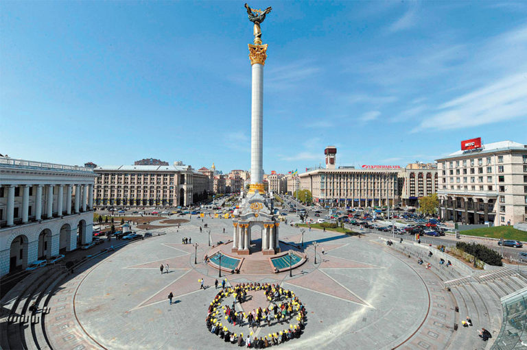 vista de cima da praça da independência com obelisco no centro