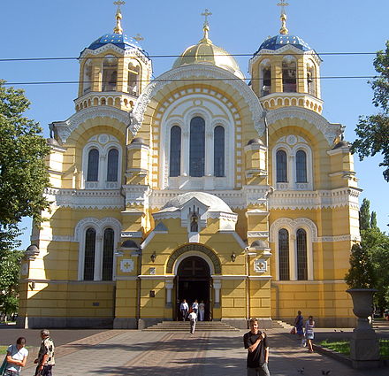 fachada de igreja amarela com branco