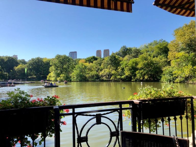 vista de um lago com ceu ensolarado da varanda de um restaurante