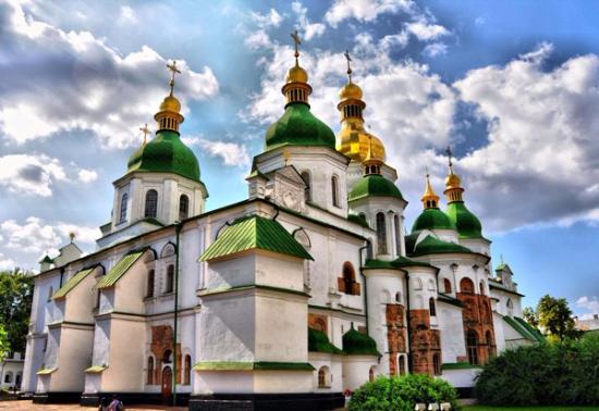 Catedral com cupulas verdes e douradas