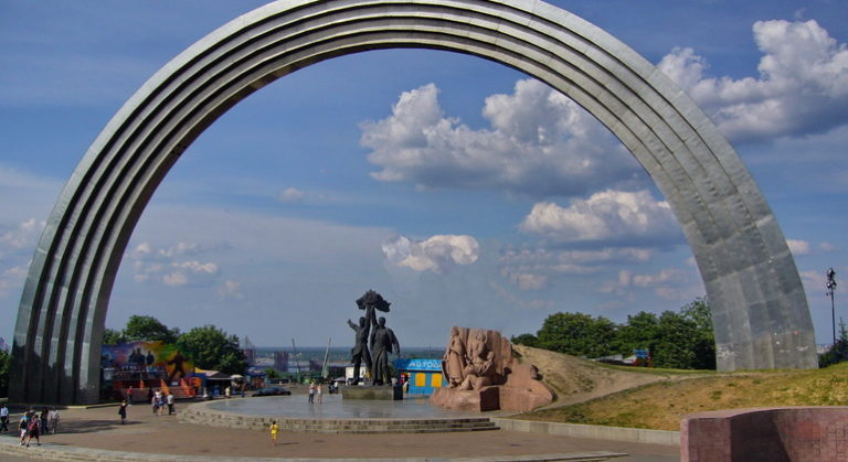 construção em forma de arco com escultura no centro