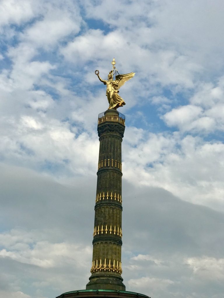 obelisco com escultura dourada na ponta