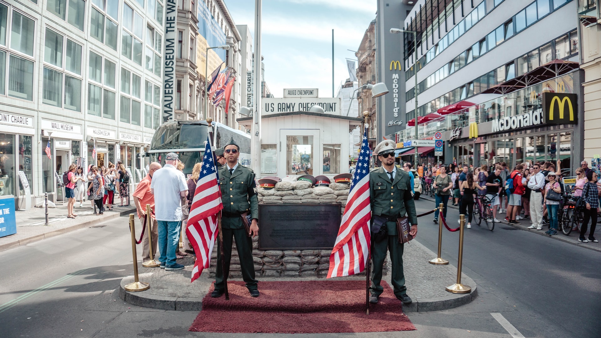 Checkpoint Charlie, em Berlim: Local que “quase” desencadeou uma 3° Guerra Mundial